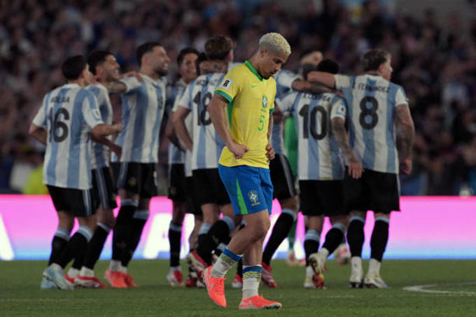 Brazil thất bại toàn diện trước đại kình địch
