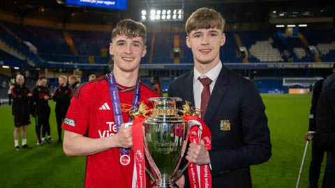 Cặp song sinh của U21 MU đeo băng đội trưởng cho 2 đội tuyển khác nhau Cặp song sinh của U21 MU đeo băng đội trưởng cho 2 đội tuyển khác nhau