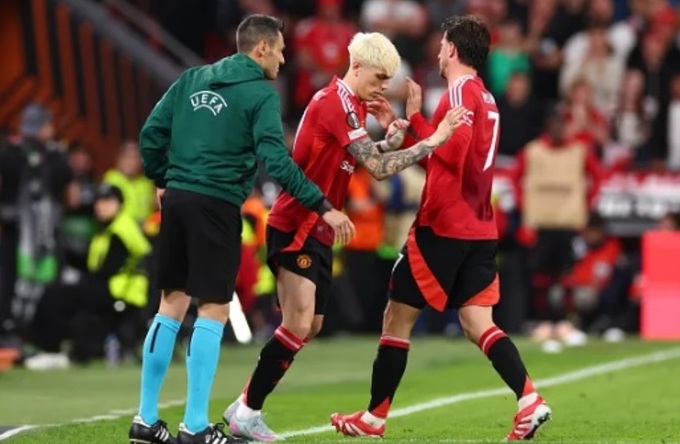 Garnacho tỏ vẻ cay cú khi chỉ được HLV Ruben Amorim tung vào sân 20 phút cuối trong trận chung kết Europa League 2024/25