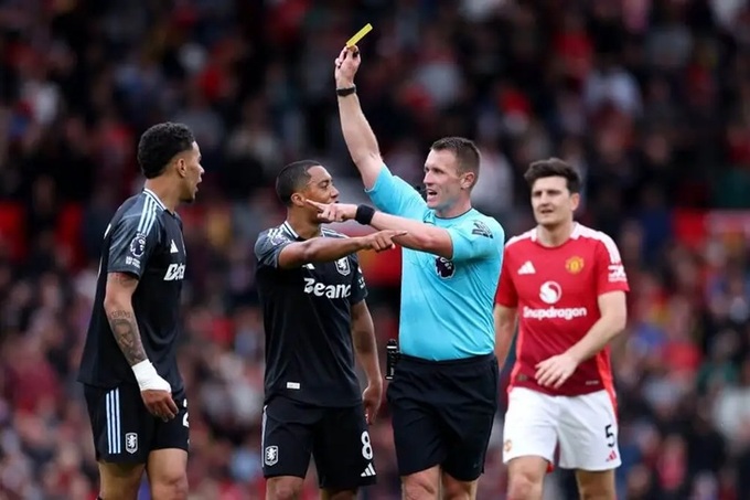 Trọng tài Bramall có khá nhiều tình huống xử ép cầu thủ Aston Villa