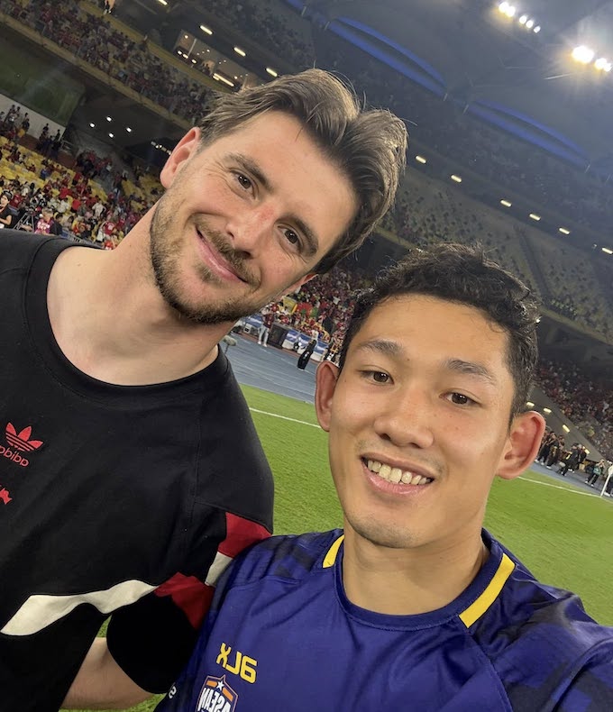 Hai Long chụp ảnh lưu niệm với một cầu thủ Manchester United. Ảnh: FBNV 