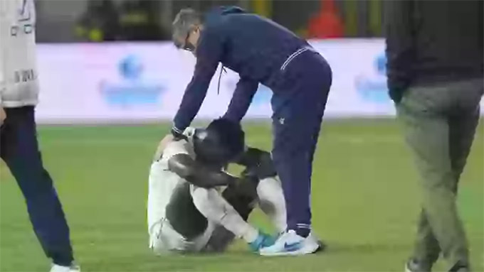 Sự kiện hy hữu xảy ra tại làng túc cầu Italia là gì?