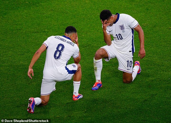 Khi Bellingham ghi bàn tại EURO 2024, anh đã quỳ xuống một chân cùng với Alexander-Arnold, trước khi cả hai lấy tay che mặt