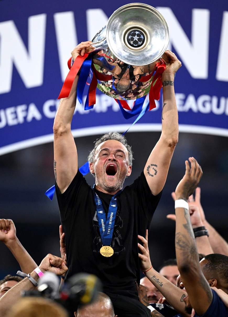 PSG cuối cùng cũng chạm tay vào chiếc cúp Champions League đầu tiên trong lịch sử sau chiến thắng áp đảo 5-0 trước Inter Milan