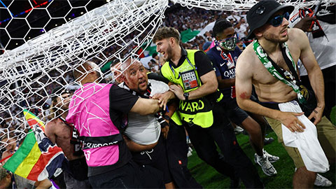 Fan PSG điên cuồng tràn vào sân phá khung thành, xé lưới, cắt cỏ Fan PSG điên cuồng tràn vào sân phá khung thành, xé lưới, cắt cỏ