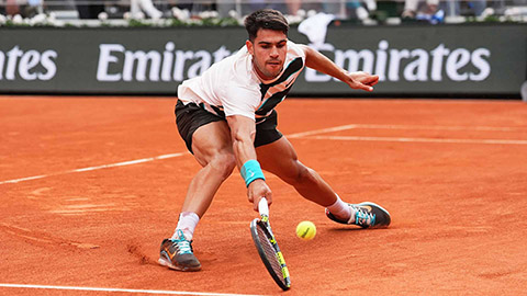 Vua đất nện Carlos Alcaraz khổ chiến với Ben Shelton, đoạt vé tứ kết Roland Garros Vua đất nện Carlos Alcaraz khổ chiến với Ben Shelton, đoạt vé tứ kết Roland Garros