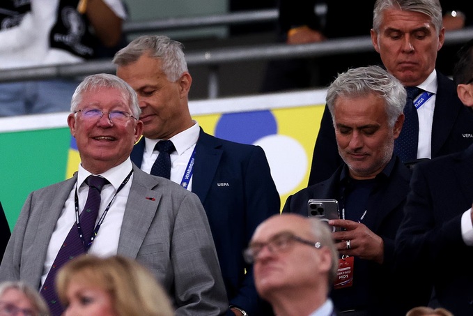 Sir Alex Ferguson (trái) trên khán đài VIP Allianz dự khán trận PSG vs Inter