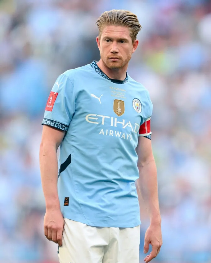 Man City đã đeo huy hiệu vàng trên áo ở 2 mùa giải gần nhất