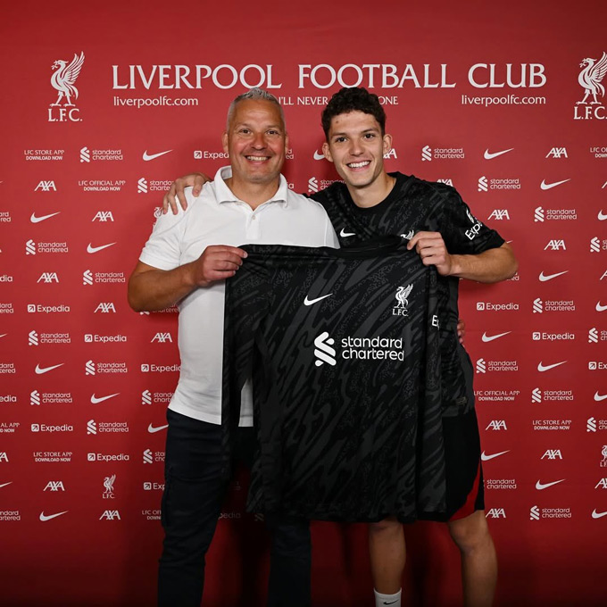 Pecsi rạng ngời trong ngày ký hợp đồng với Liverpool