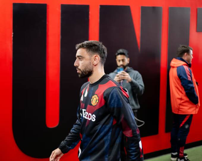 Bruno Fernandes ở lại mở ra nhiều vấn đề mới cho MU