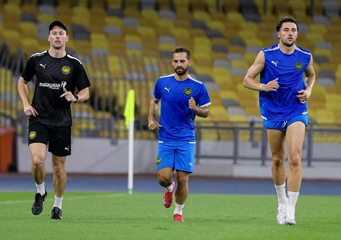Facundo Garces (phải) và Hector Hevel tập cùng HLV thể lực ở đội tuyển Malaysia tại sân Bukit Jalil ngày 2/6/2025 - Ảnh: Malaysia NT 