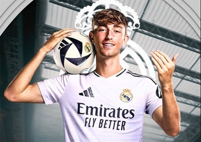 Tân binh Dean Huijsen của Real Madrid có tên trong đề cử "Cậu bé vàng" 2025