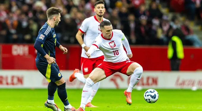 Piotr Zielinski (số 10) là thủ quân mới của tuyển Ba Lan