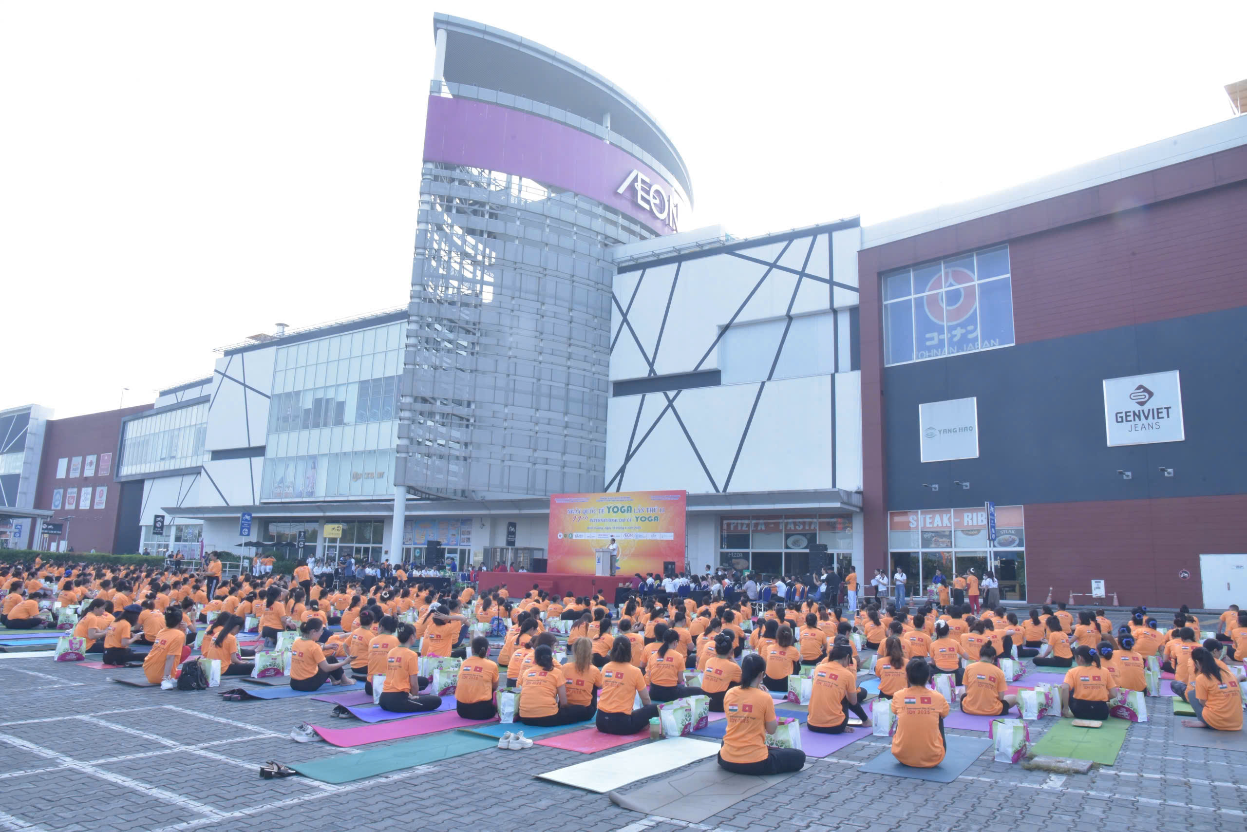 Đông đảo các vận động viên, hội viên Yoga tham gia tại sự kiện