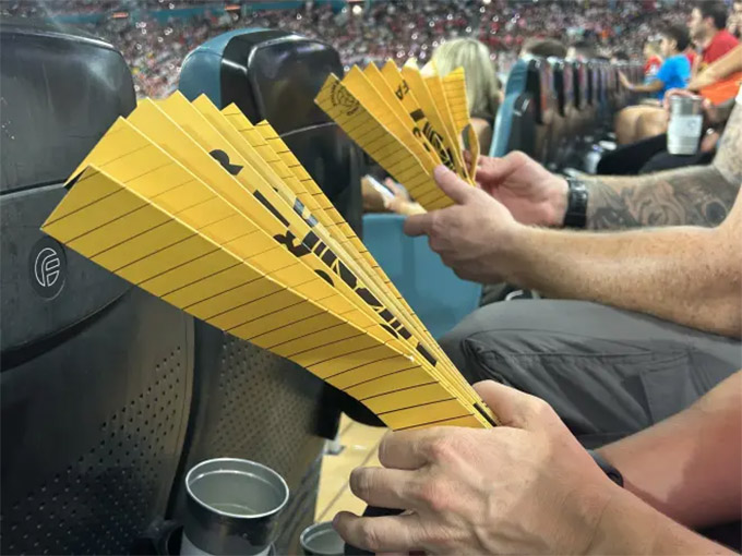 FIFA cung cập quạt các-tông cho khán giả đến sân để... chống nóng