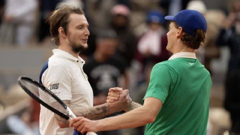 Jannik Sinner vẫn choáng sau trận thua Carlos Alcaraz, bị loại sốc ở Halle Open Jannik Sinner vẫn choáng sau trận thua Carlos Alcaraz, bị loại sốc ở Halle Open