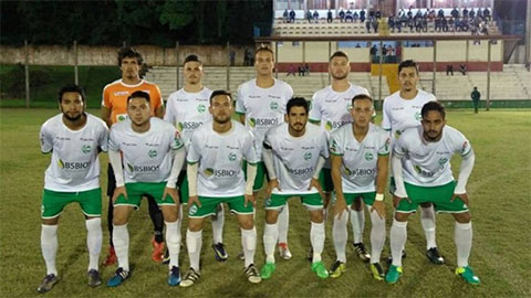 4 cầu thủ Brazil biến phòng thay đồ thành phòng ngủ 4 cầu thủ Brazil biến phòng thay đồ thành phòng ngủ