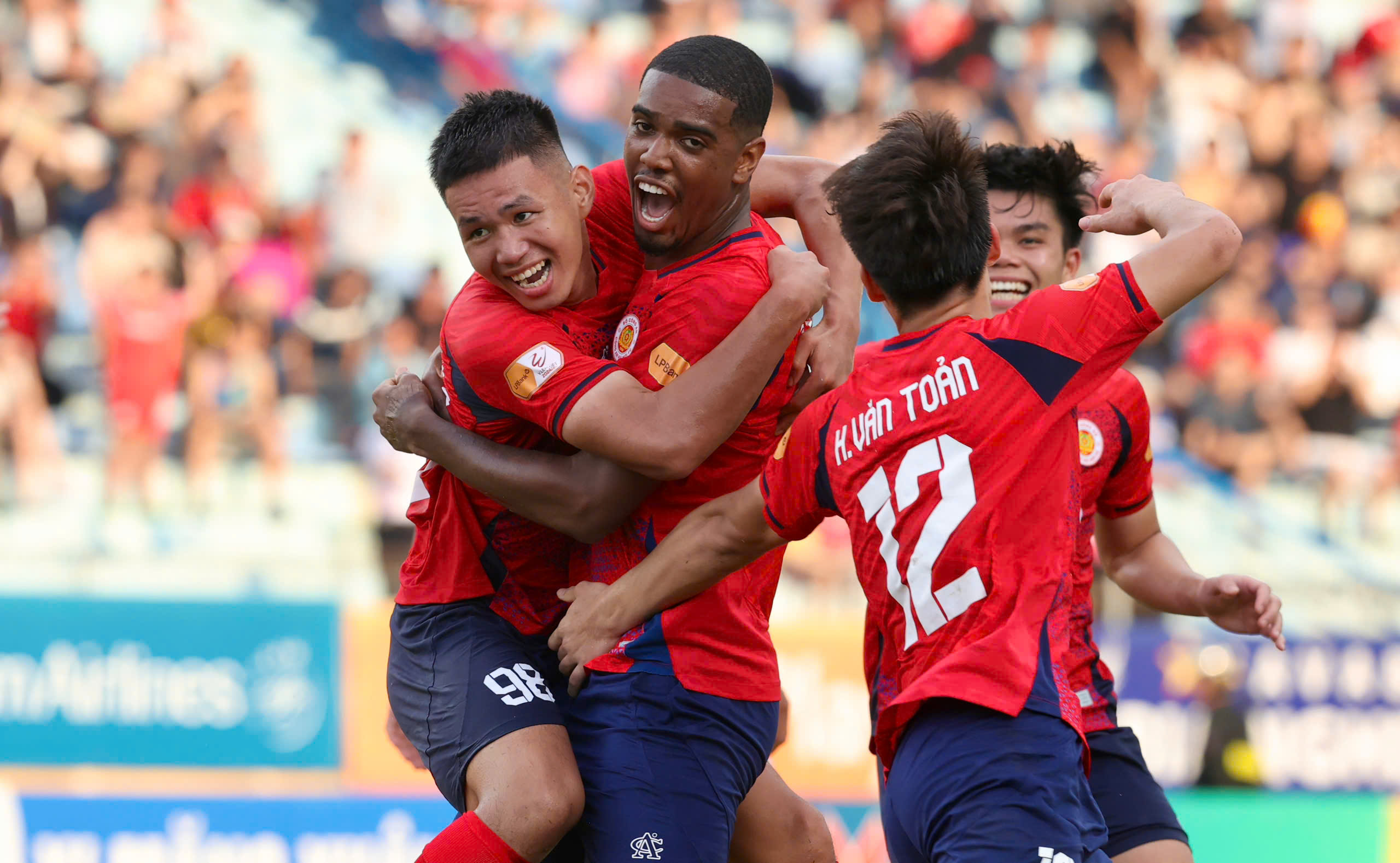 Công an Hà Nội giành hạng 3 V.League 2024/25 - Ảnh: Phan Tùng 