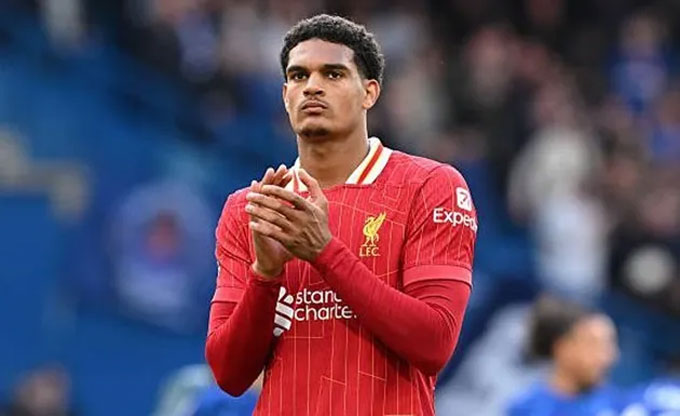 Liverpool cẩn thận kèm điều khoản mua lại vào hợp đồng của Quansah