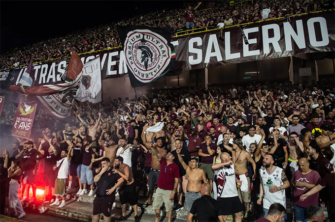 NHM Salernitana tức giận gây bạo loạn khiến trận đấu bị hủy