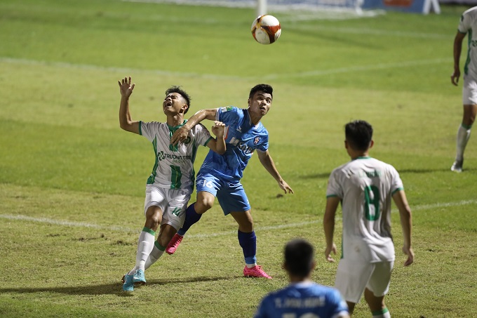 SHB Đà Nẵng và Bình Phước chạm trán nhau trong trận play-off. Ảnh: Phan Tùng 