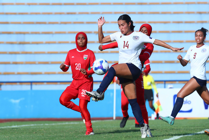 Các tuyển thủ Guam (áo trắng) vượt trội hoàn toàn so với Maldives. Ảnh: Đức Cường 