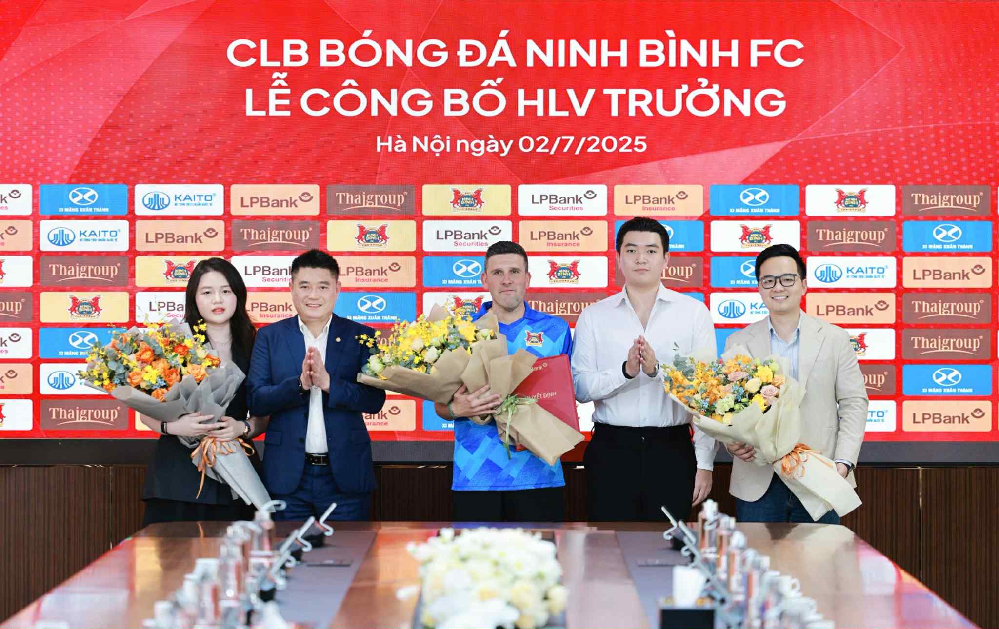 HLV Gerard Albadalejo sẽ dẫn dắt CLB Ninh Bình ở V.League 2025/26 