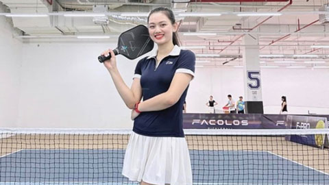 Hot girl bóng chuyền Nguyễn Thu Hoài khoe chân dài miên man trên sân pickelball