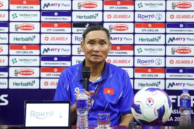 HLV Mai Đức Chung phát biểu sau trận thắng UAE. Ảnh: VFF 