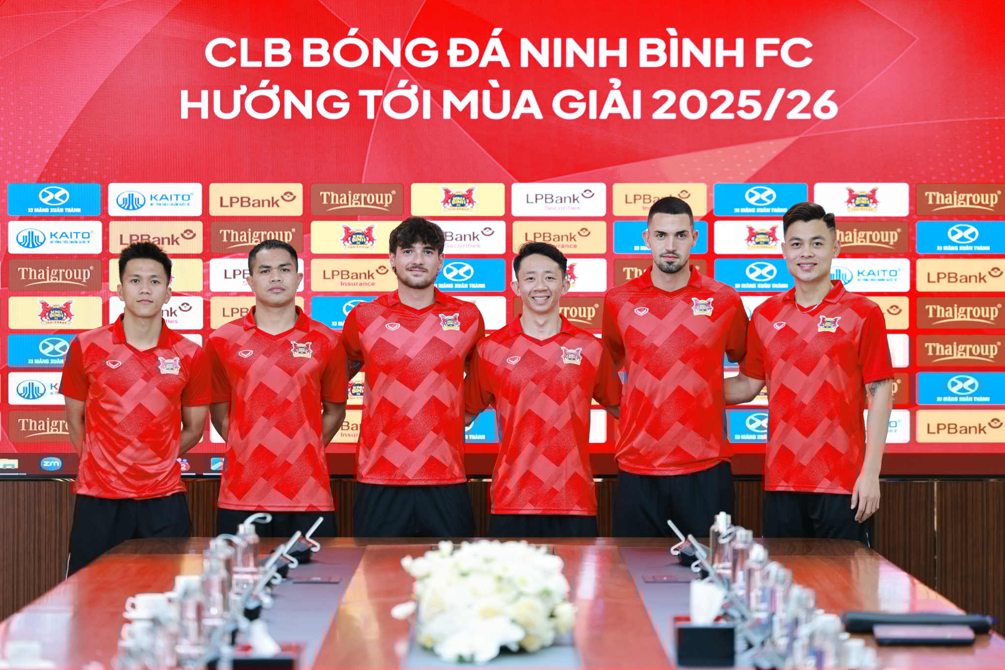 6 tân binh chất lượng trong đó có 4 tuyển thủ và 2 ngoại binh đến từ Tây Ban Nha gia nhập Ninh Bình FC ở mùa tới 