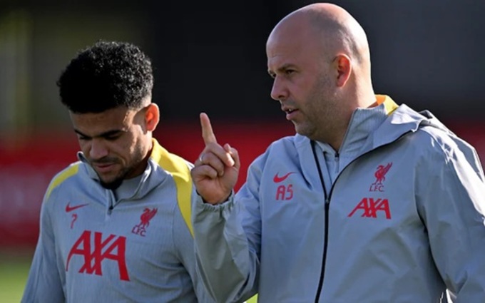 HLV Arne Slot (phải) luôn xem Luis Diaz là mắt xích quan trọng trong lối chơi của Liverpool