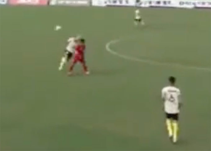 Thái Bá Đạt và Trương Thanh Nam va chạm mạnh khi không chiến ở phút 36 trong trận U21 PVF gặp U21 Thanh Hoá 