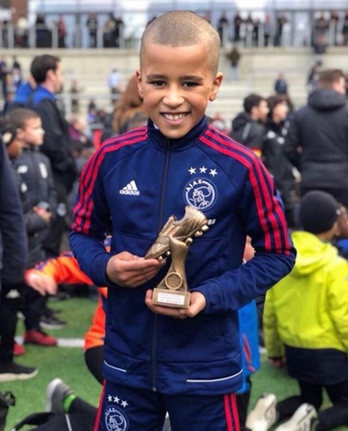 Ouazane gia nhập lò đào tạo trẻ Ajax từ năm 7 tuổi