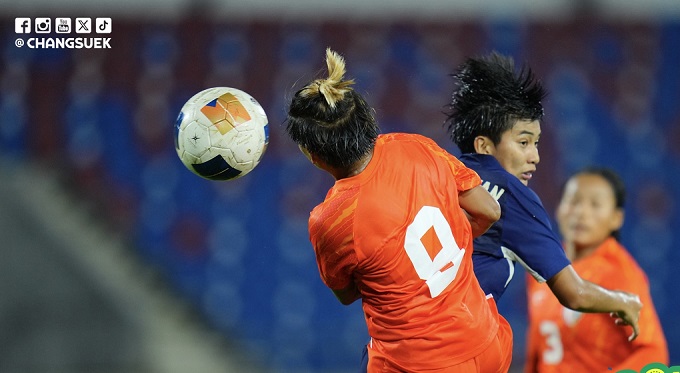 Thái Lan (áo xanh) thua Ấn Độ trong trận quyết định nên đã bị loại 