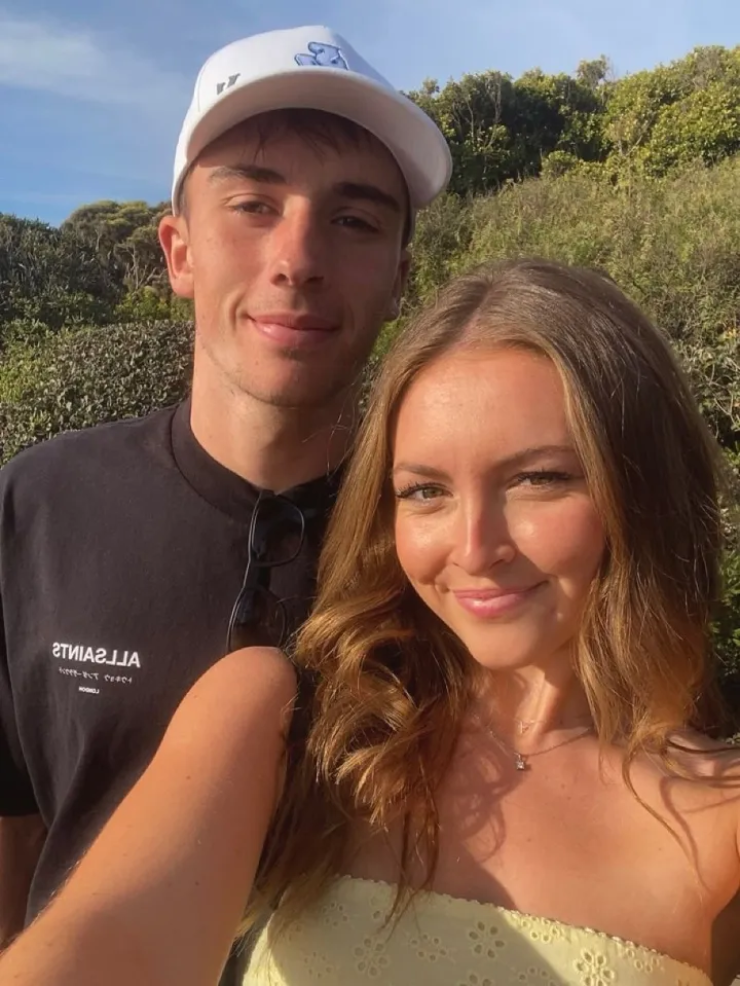 Oliver Tarvet có bạn gái xinh đẹp