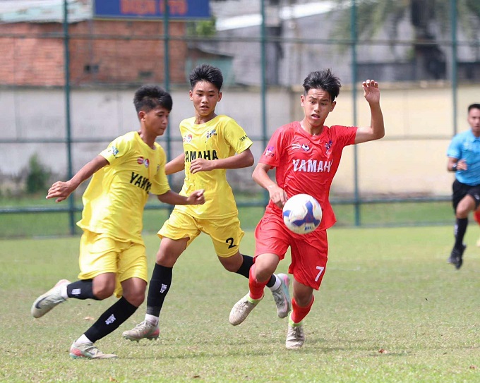Nam Định (vàng) và Hà Tĩnh cùng nhau vào tứ kết. Ảnh: DT