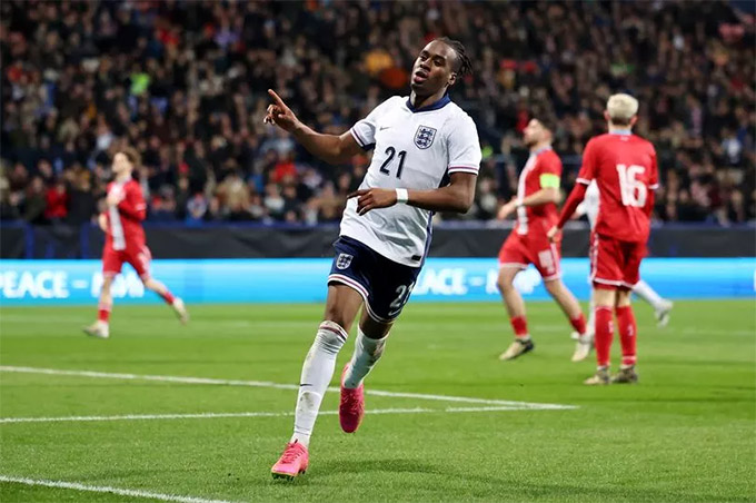 Gittens là cái tên mới nhất trưởng thành từ lò Man City gia nhập Chelsea