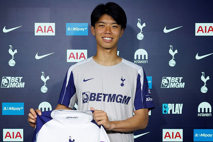 Takai đã cập bến Tottenham