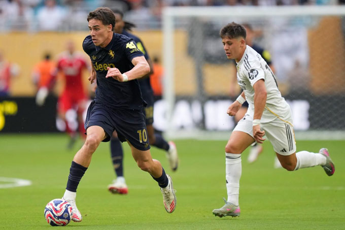 Arda Guler (phải) là biểu tượng mới cho tinh thần chiến đấu của Real khi rất tích cực tham gia tranh cướp bóng