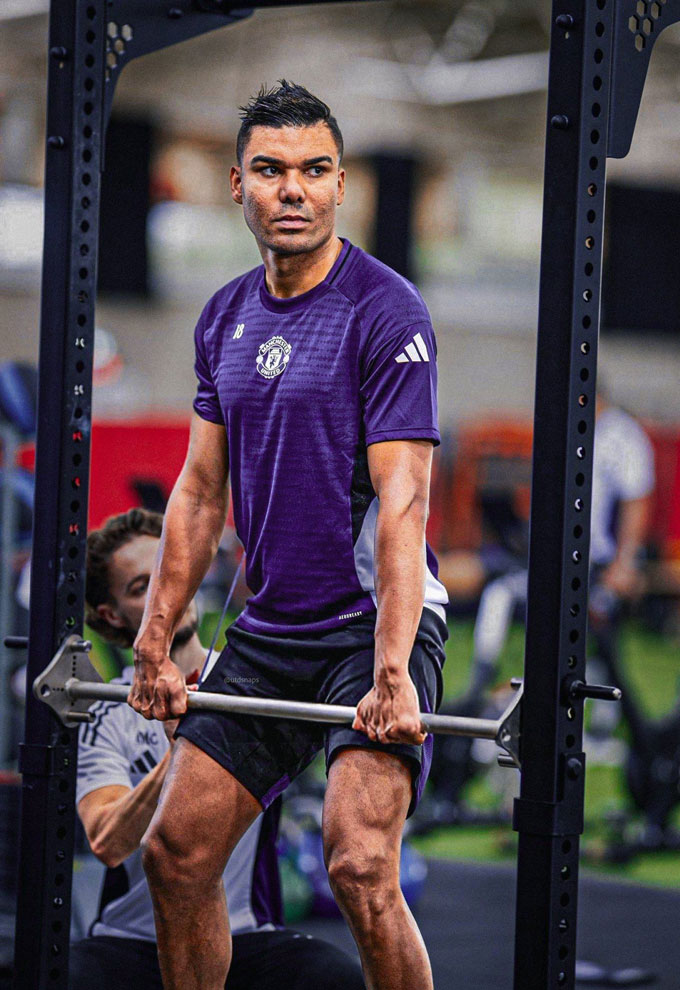 Casemiro khoe thân hình cơ bắp khi hội quân cùng MU