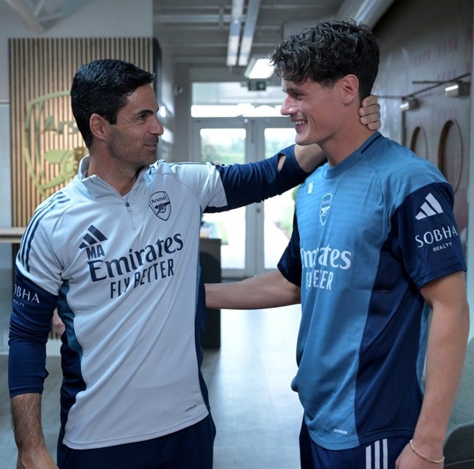 Christian Norgaard (phải) gia nhập Arsenal khi đã 31 tuổi