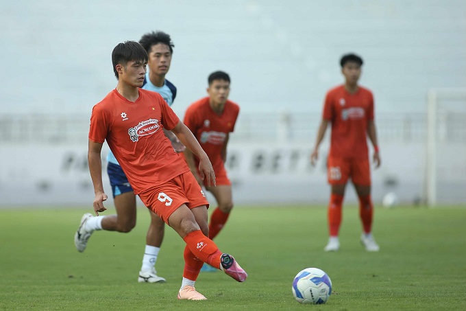 Quốc Việt và đồng đội gặp thách thức lớn trong cuộc chiến bảo vệ ngôi vô địch. Ảnh: DT