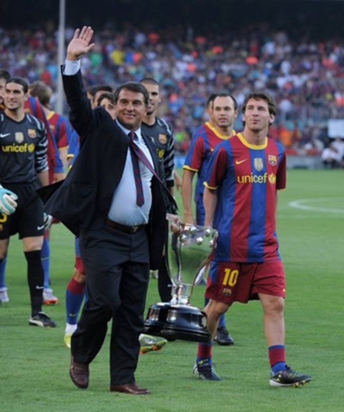 Messi sát cánh cùng Laporta, ngày anh còn là biểu tượng ở Camp Nou