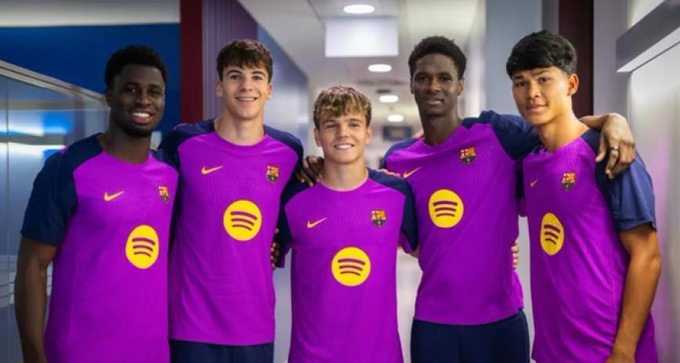 HLV Flick đôn nhiều cầu thủ ở đội trẻ lên đội một Barca