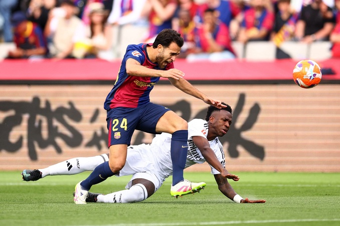 Dù Vinicius có 2 đường kiến tạo, Real Madrid vẫn thua Barca 3-4 và đầu hàng trong cuộc đua vô địch La Liga.
