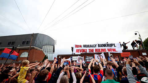 Fan Crystal Palace biểu tình phản đối việc bị loại khỏi Europa League Fan Crystal Palace biểu tình phản đối việc bị loại khỏi Europa League