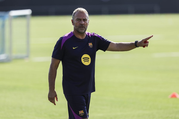 Flick sẽ chỉ mang 26 cầu thủ Barca đi du đấu hè 2025