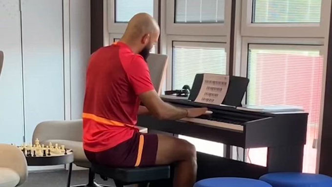 Mbeumo có sở thích đánh đàn mỗi khi rảnh rỗi