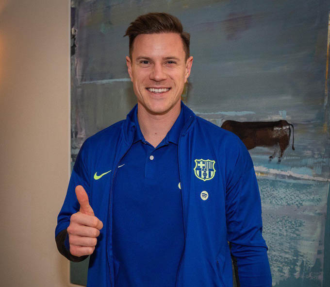 Ter Stegen vẫn muốn ở lại Barca