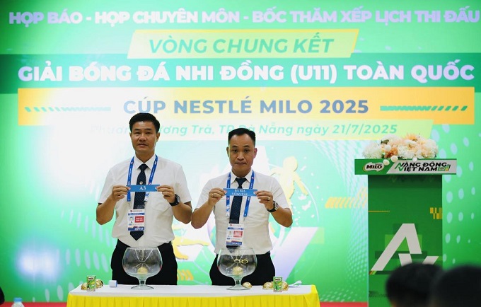 Ban tổ chức tiến hành bốc thăm cho 16 đội dự vòng chung kết